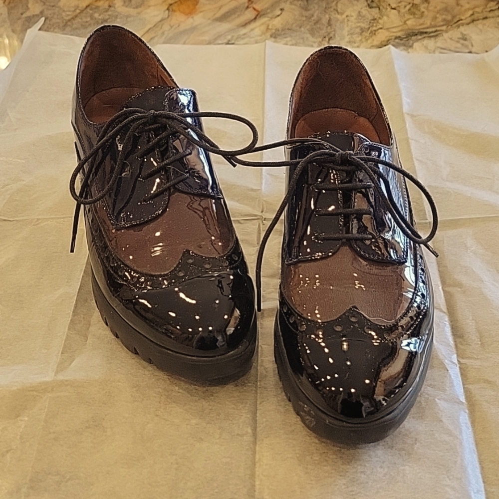 Wonders Fly patent leather shoes,top is navy, middle is taupe, toe is black, 38